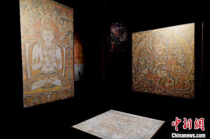 3月31日，觀眾欣賞展覽中的作品。　李林 攝