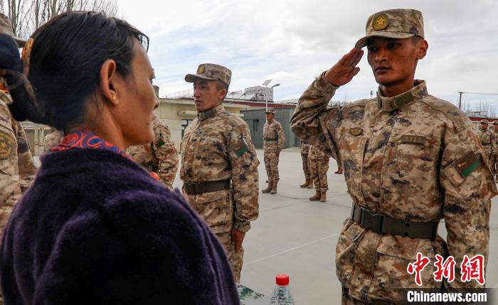 圖為列兵扎西加央向母親敬禮?！詵| 攝