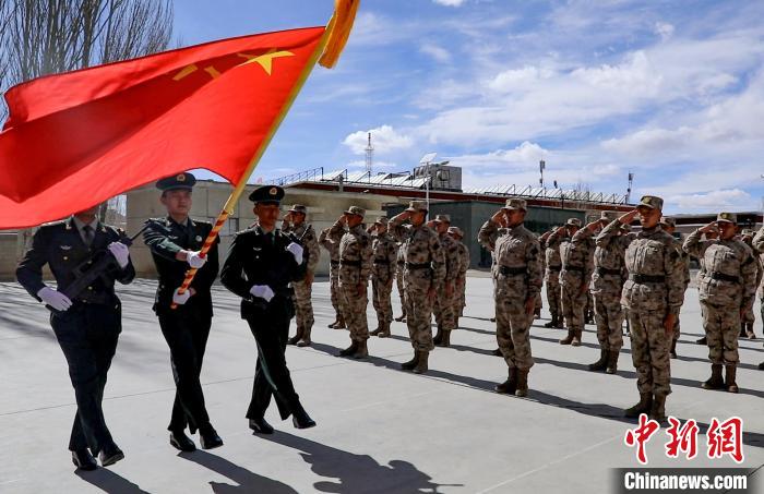 圖為授銜現(xiàn)場迎軍旗?！詵| 攝