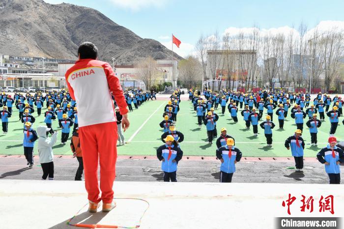 圖為學(xué)生在跳繩教練齊景龍的指導(dǎo)下做準(zhǔn)備運(yùn)動。　貢嘎來松 攝