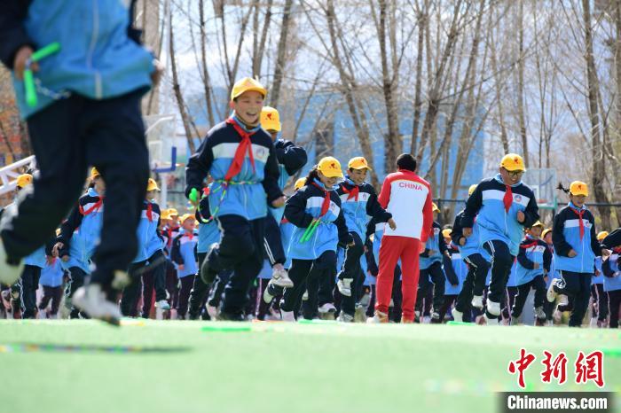 圖為學(xué)生在跳繩教練齊景龍的指導(dǎo)下做準(zhǔn)備運(yùn)動?！∝暩聛硭?攝