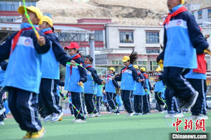 圖為學(xué)生正在練習(xí)跳繩?！∝暩聛硭?攝