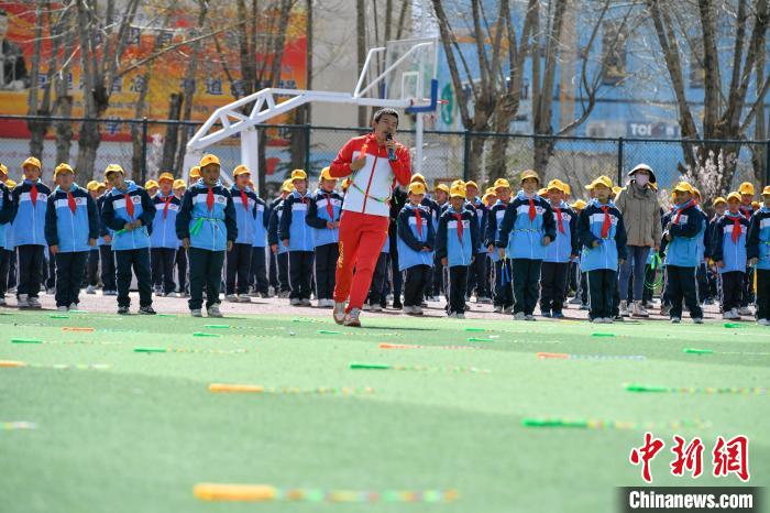 圖為學(xué)生在跳繩教練齊景龍的指導(dǎo)下做準(zhǔn)備運(yùn)動?！∝暩聛硭?攝