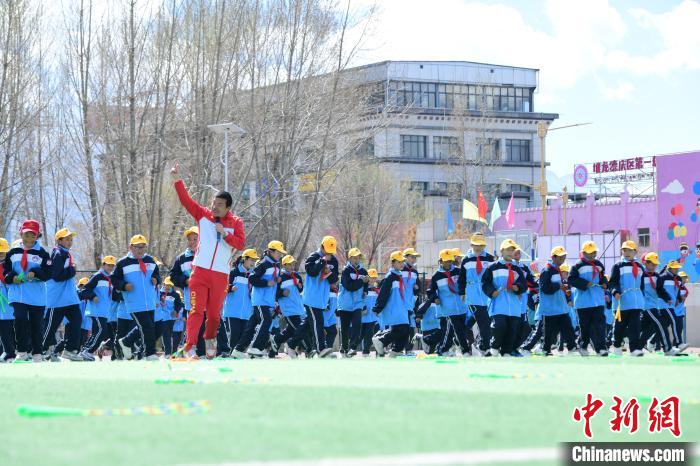 圖為學(xué)生在跳繩教練齊景龍的指導(dǎo)下做準(zhǔn)備運(yùn)動?！∝暩聛硭?攝