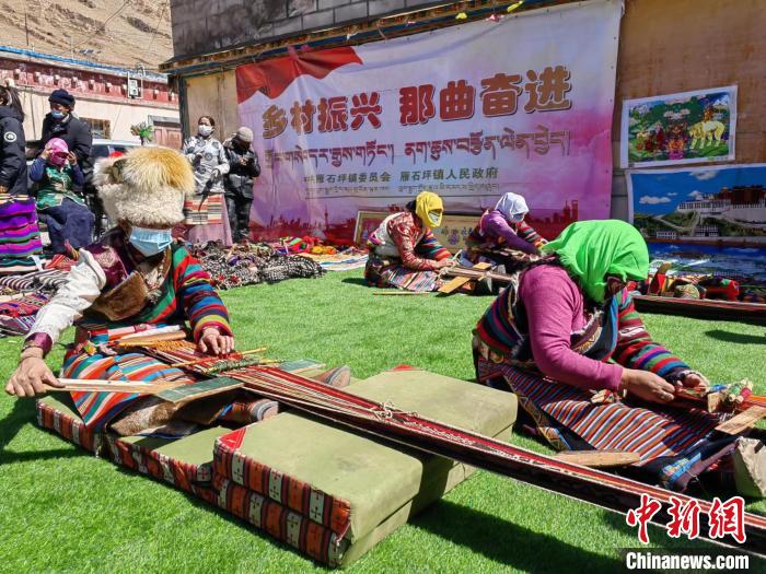 圖為2022年，安多縣雁石坪鎮(zhèn)“鄉(xiāng)村振興那曲奮進”編織技藝比賽現(xiàn)場。資料圖 那曲市“鄉(xiāng)村振興 那曲奮進”活動辦供圖
