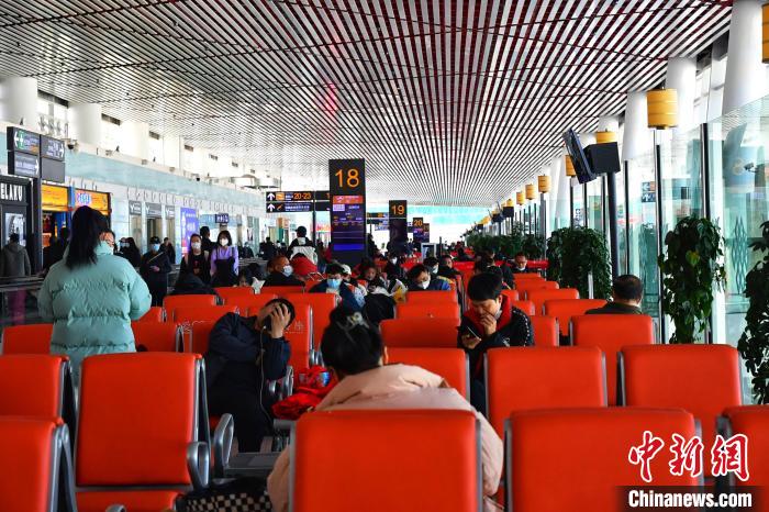圖為旅客在機場候機室等待登機?！≈芎?攝