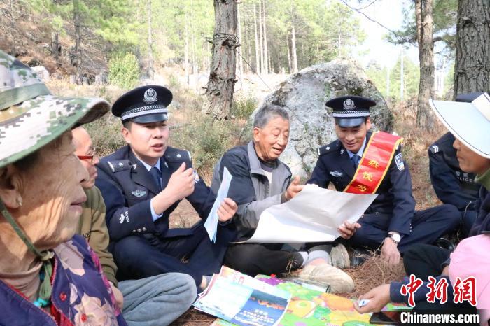圖為竹瓦根邊境派出所民警為轄區(qū)群眾宣講森林防火常識?！≈裢吒吘撑沙鏊?供圖