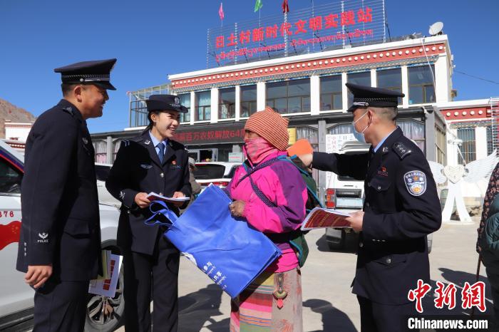 圖為日土邊境派出所民警在選轄區(qū)宣講國家安全知識?！∪尾?攝