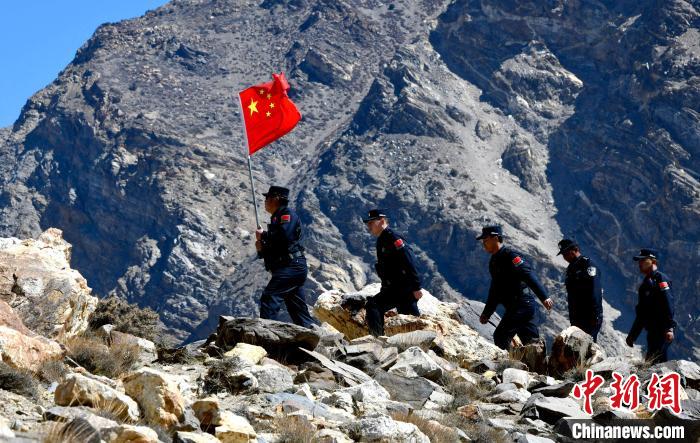 底雅邊境派出所民警夏永軍(左一)在巡邏中?！±盍?攝