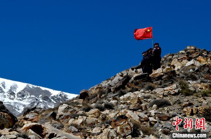 底雅邊境派出所民警夏永軍(右一)在巡邏中?！±盍?攝