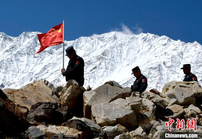 底雅邊境派出所民警夏永軍(左一)在巡邏中。