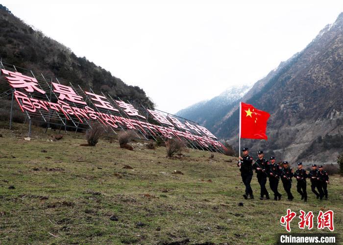 山南邊境管理支隊(duì)玉麥邊境派出所民警在轄區(qū)開展巡邏?！∴嶇?攝