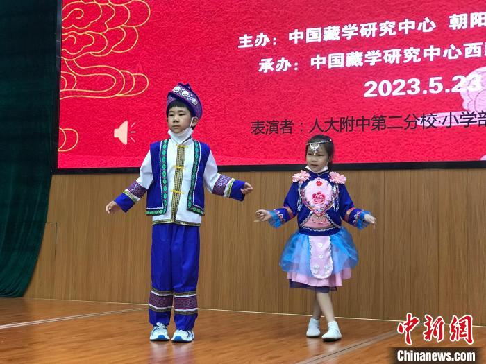 圖為中國(guó)人民大學(xué)附屬中學(xué)第二分校的小朋友們展示民族服飾?！￡惤ㄐ?攝