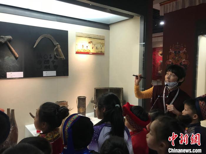 圖為中國(guó)人民大學(xué)附屬中學(xué)第二分校的小朋友們參觀“雪域星光——西藏傳統(tǒng)文化藝術(shù)展”?！￡惤ㄐ?攝