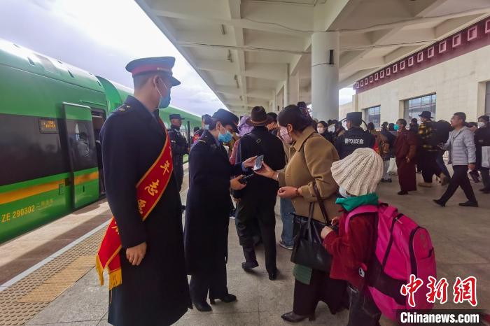 日喀則火車站工作人員引導(dǎo)乘客乘坐高原復(fù)興號。　斗山得 攝