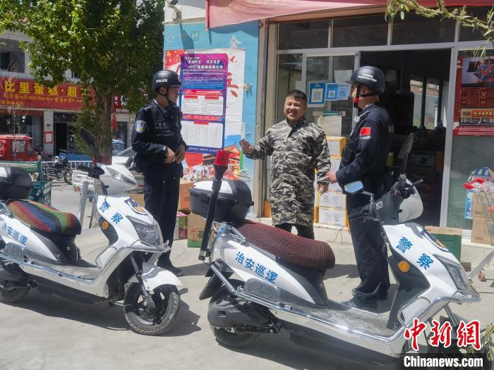 民警對轄區(qū)商鋪進(jìn)行走訪排查。　黃創(chuàng)偉 攝