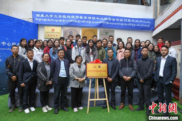 圖為揭牌儀式上合影?！∝暩聛硭?攝