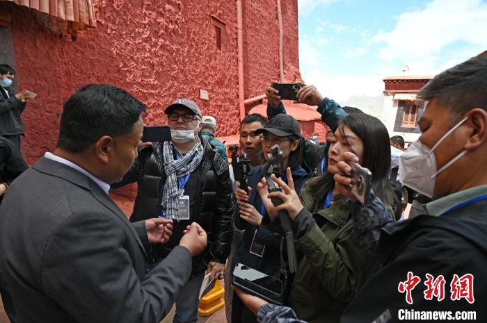 圖為中外媒體采訪布達拉宮管理處相關(guān)負責人?！≮w朗 攝