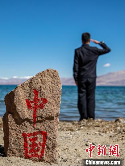 班公湖畔的“中國”標(biāo)記?！↓埿▲P 攝