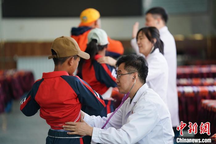 6月26日，西藏日喀則特校的孩子參加先心病篩查?！√K丹 攝