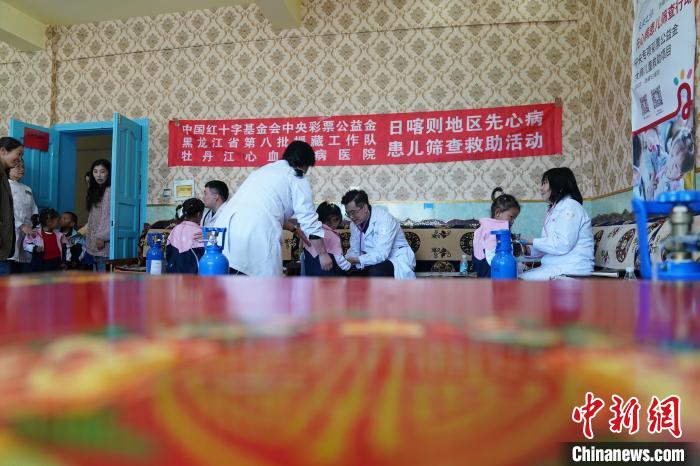 6月27日，西藏康馬縣雙語幼兒園的孩子參加先心病篩查?！√K丹 攝