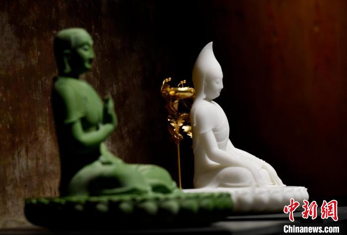 圖為展覽中圍繞西藏歷史與傳統(tǒng)創(chuàng)作的雕塑作品?！±盍?攝