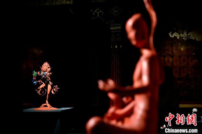 圖為展覽中圍繞西藏歷史與傳統(tǒng)創(chuàng)作的雕塑作品?！±盍?攝