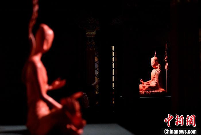 圖為展覽中圍繞西藏歷史與傳統(tǒng)創(chuàng)作的雕塑作品。　李林 攝