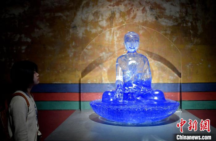 圖為觀眾正在欣賞展覽中的雕塑作品?！±盍?攝