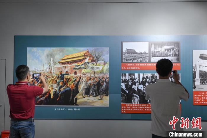 圖為市民參觀《曙光·偉業(yè)——五四運(yùn)動與中國共產(chǎn)黨的成立》“七一”特展。　貢嘎來松 攝