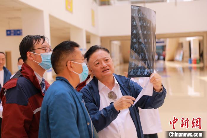 上海專家們采用“一對一”指導(dǎo)等方式，帶動日喀則市人民醫(yī)院科室、醫(yī)生業(yè)務(wù)水平的提升?！∩虾＝淮筢t(yī)學(xué)院供圖