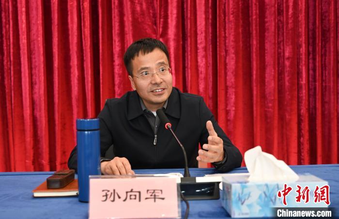 圖為西藏自治區(qū)黨委宣傳部副部長(zhǎng)、自治區(qū)社科院黨組書記孫向軍主持活動(dòng)。　趙朗 攝