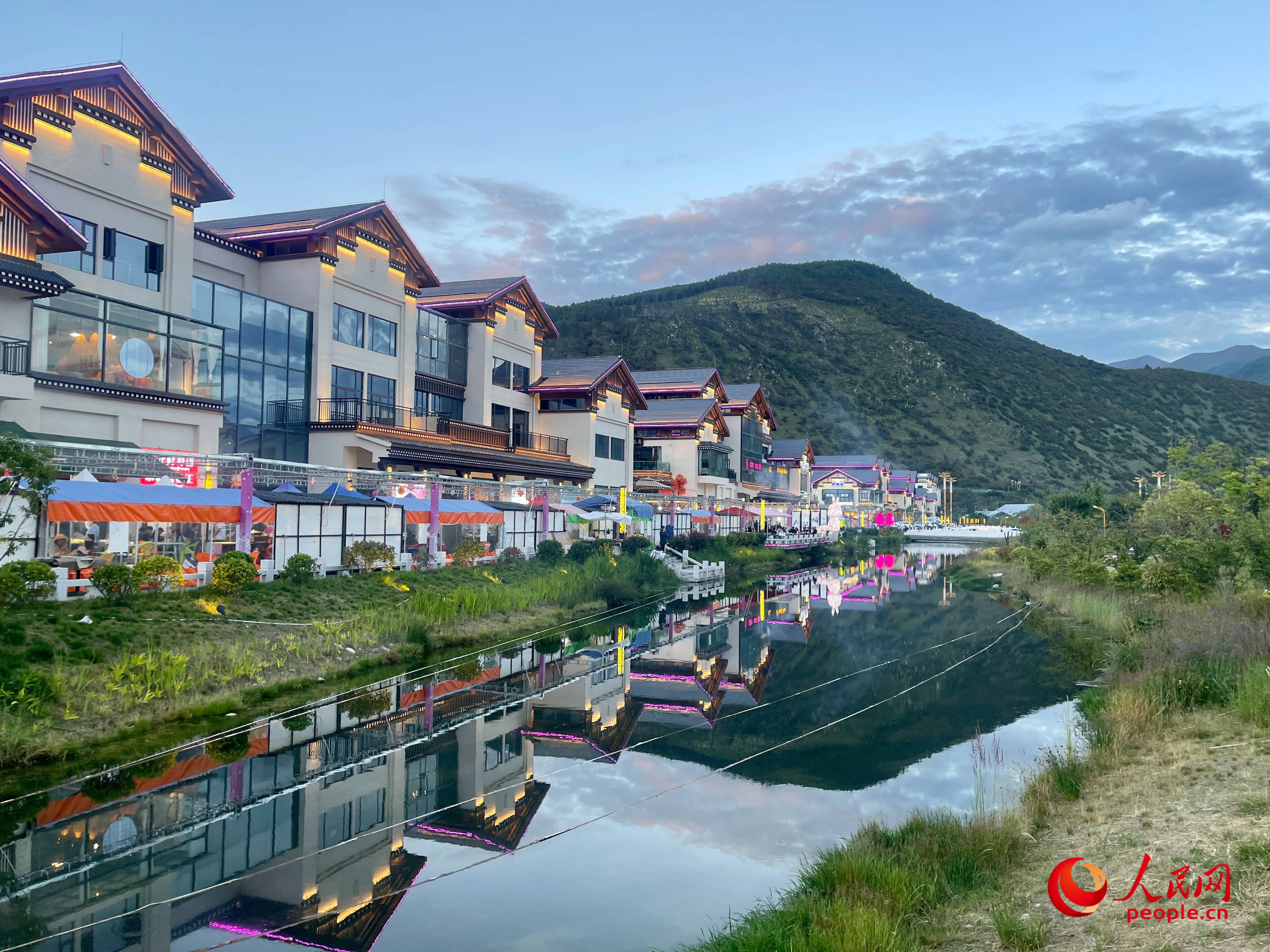 工布公園的一角，風(fēng)景秀麗。人民網(wǎng) 周靜圓攝