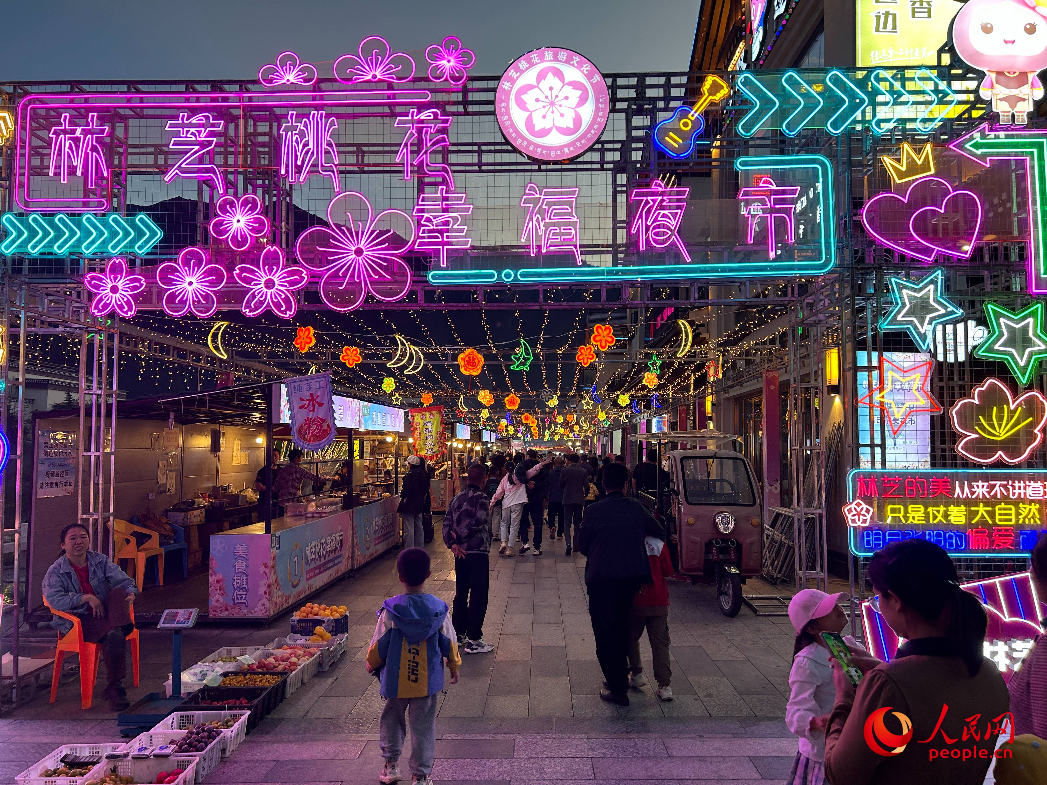 工布公園里的夜市，人來人往。人民網(wǎng) 周靜圓攝