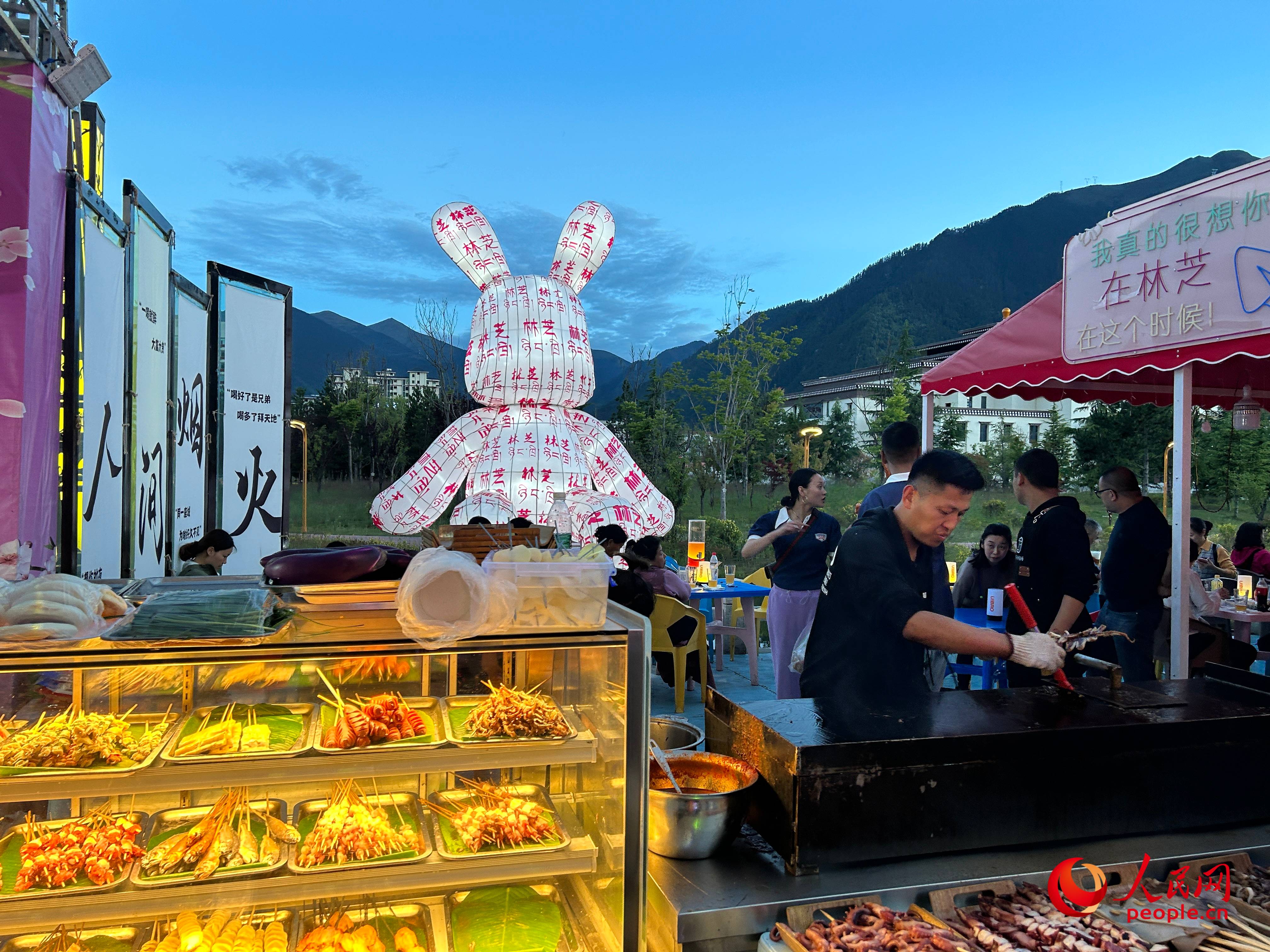工布公園里的夜市，滿滿“煙火氣”。人民網(wǎng) 周靜圓攝