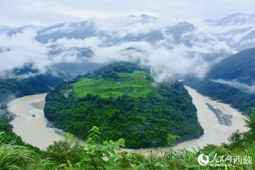 云海里的果果塘大拐彎。人民網(wǎng) 李海霞攝