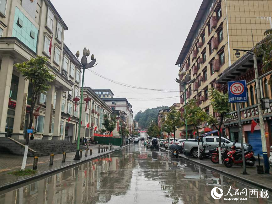 如今的墨脫縣城一應(yīng)俱全。人民網(wǎng) 李海霞攝