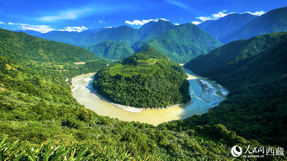 風(fēng)景秀麗、植被繁茂的西藏林芝市墨脫縣果果塘大拐彎。人民網(wǎng)記者 次仁羅布攝