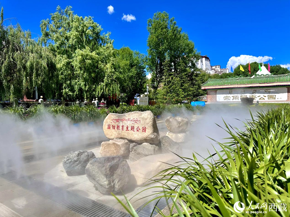 布達(dá)拉宮腳下的宗角祿康公園。