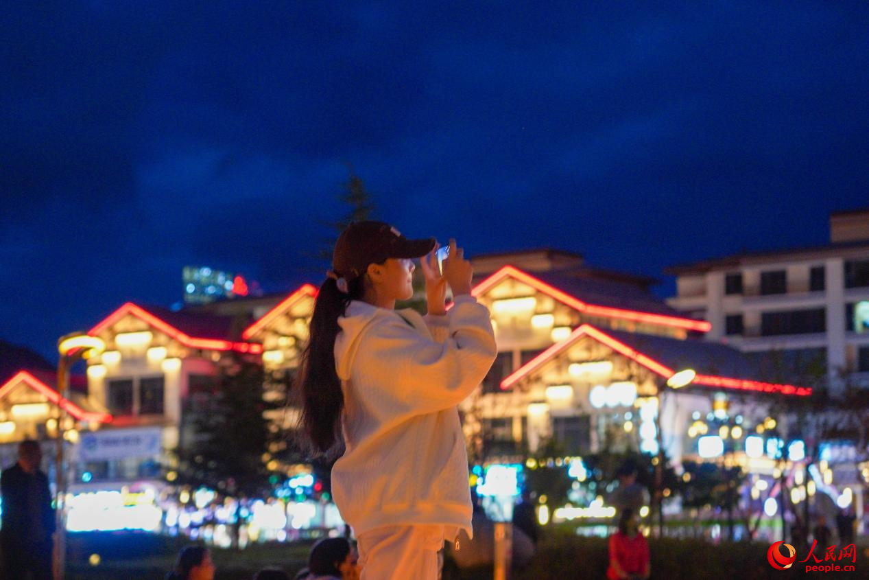 居民在西藏林芝市民族團(tuán)結(jié)廣場(chǎng)上拍照。人民網(wǎng)記者 趙晨攝