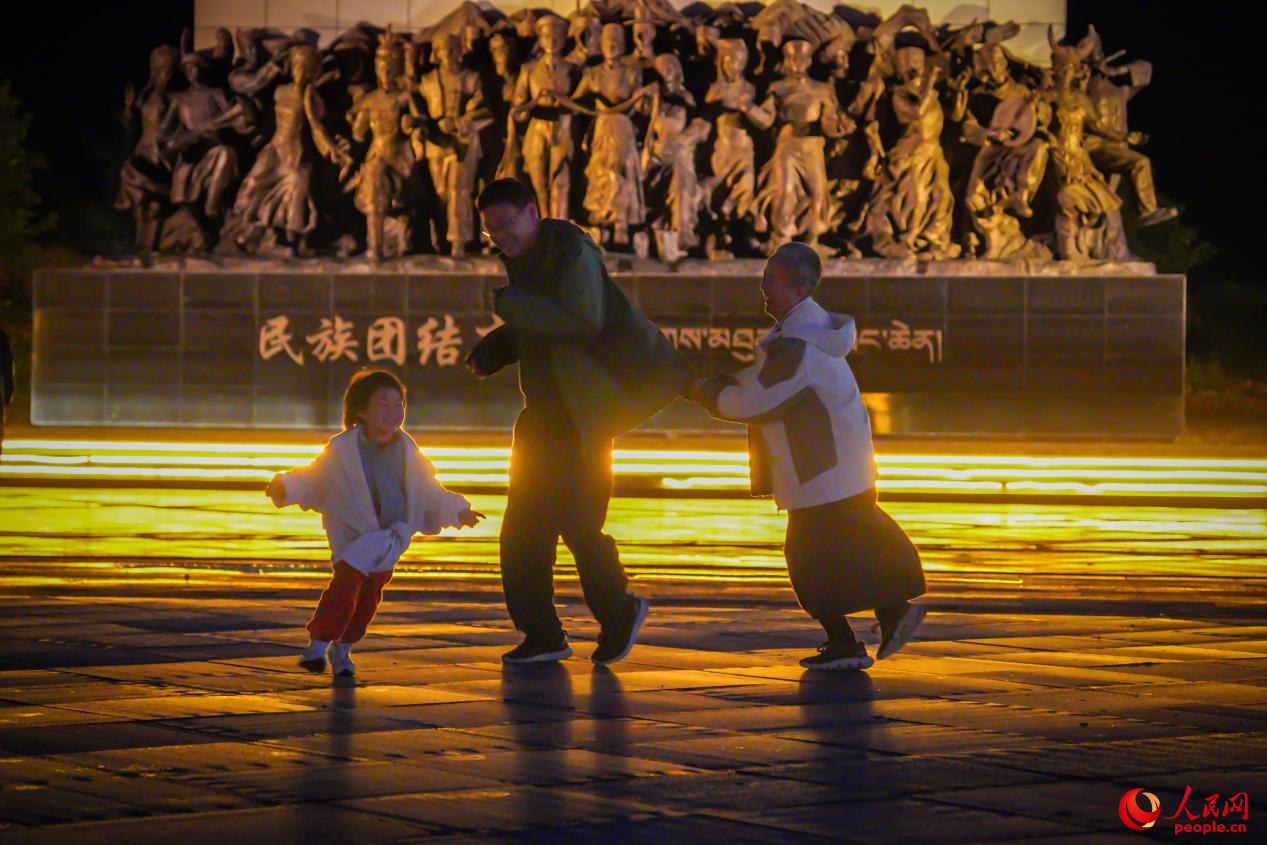 居民在西藏林芝市民族團(tuán)結(jié)廣場(chǎng)上玩耍。人民網(wǎng)記者 趙晨攝