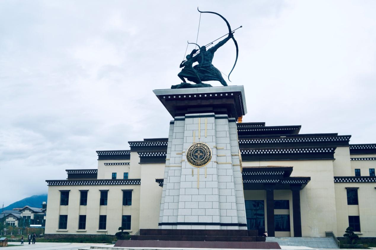 工布公園里的城市地標(biāo)雕塑——畢秀之子。人民網(wǎng)記者 益西康珠攝