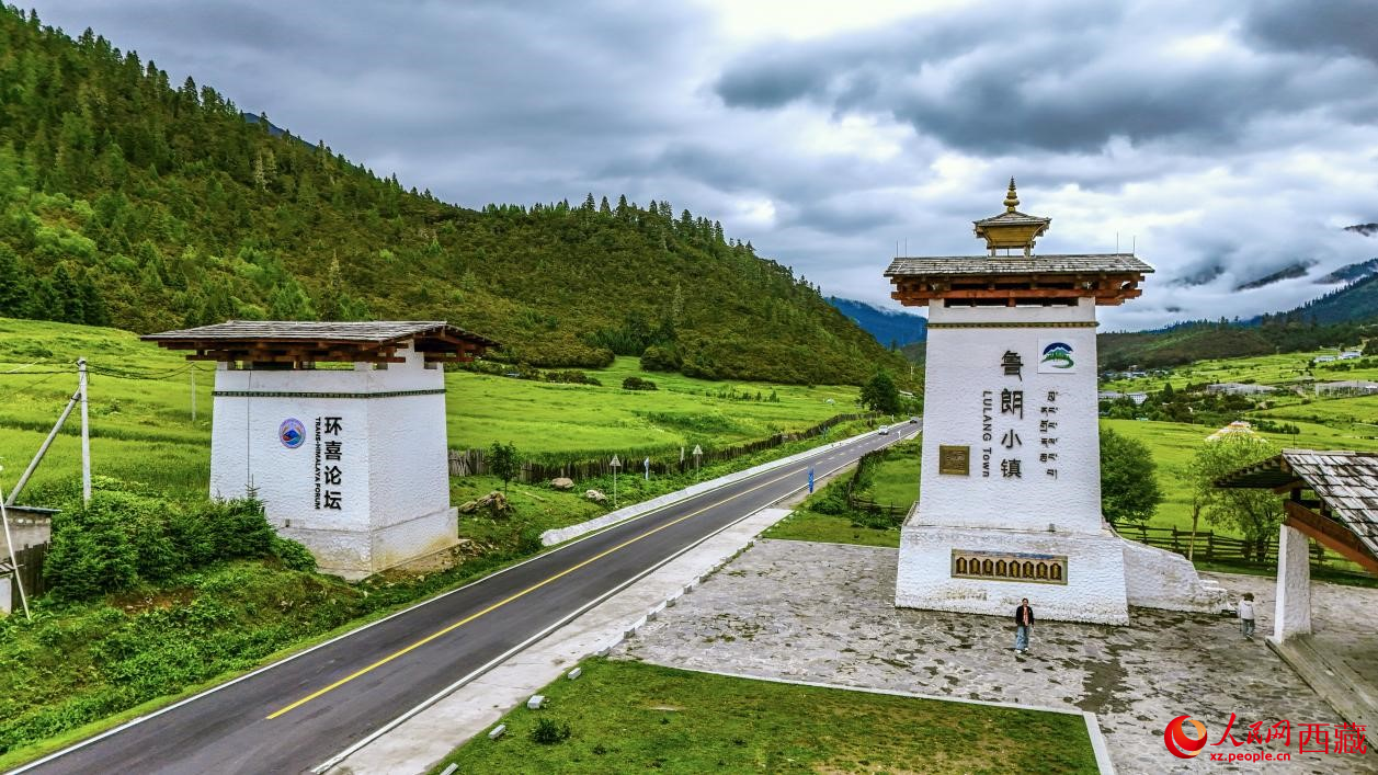 圖為魯朗小鎮(zhèn)一角。人民網(wǎng)記者 次仁羅布攝