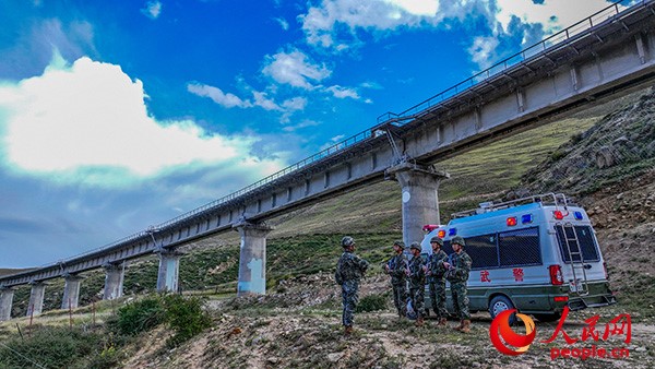 武警西藏總隊(duì)拉薩支隊(duì)執(zhí)勤八大隊(duì)官兵進(jìn)行護(hù)路演練以應(yīng)對(duì)突發(fā)情況。張磊 攝