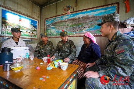 武警西藏總隊(duì)拉薩支隊(duì)執(zhí)勤八大隊(duì)官兵慰問(wèn)藏族老人。何騰海 攝