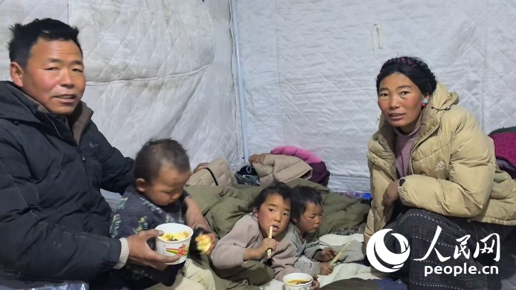 森嘎村村民扎西一家五口。人民網(wǎng)記者 吳雨仁攝