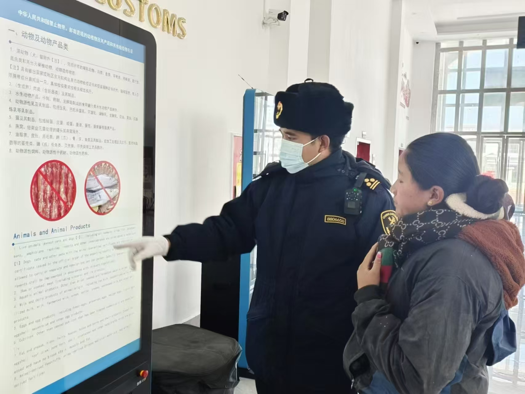 海關關員對入境邊民進行禁止攜帶、郵寄進境動植物及其產(chǎn)品解讀。次旺久美攝