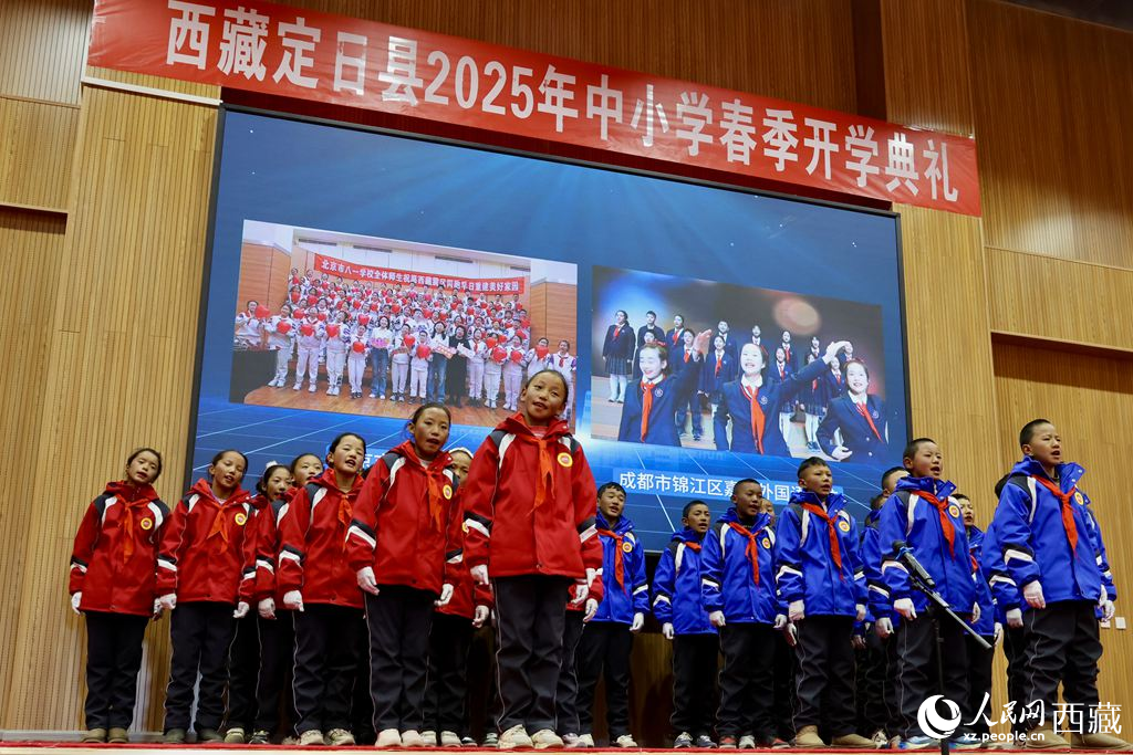 定日縣中小學生代表與北京市八一學校、成都市錦江區(qū)嘉祥外國語學校的師生一同唱響《把未來點亮》，迎來開學第一課。人民日報記者 鮮敢攝