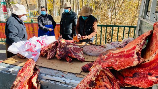 圖為市民正在買(mǎi)牛肉，本報(bào)記者 格桑倫珠攝(3737723)-20221201105107(1).jpg