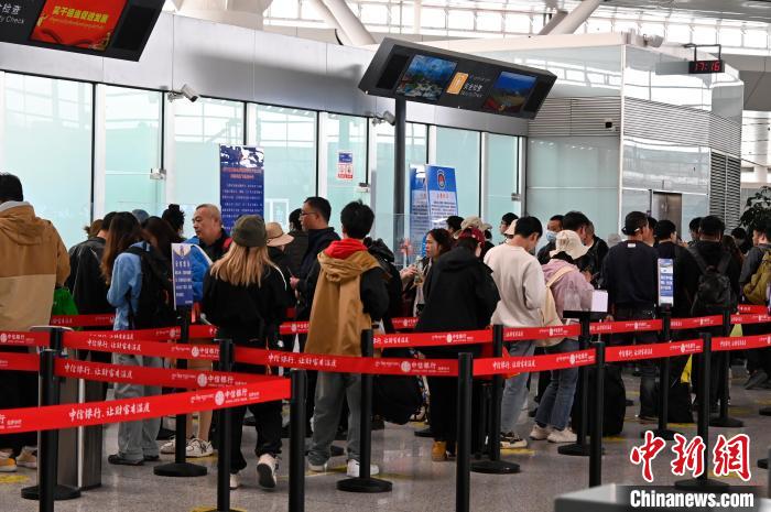 圖為“五一”期間，拉薩貢嘎機場旅客密集出行?！≡黝D珠 攝